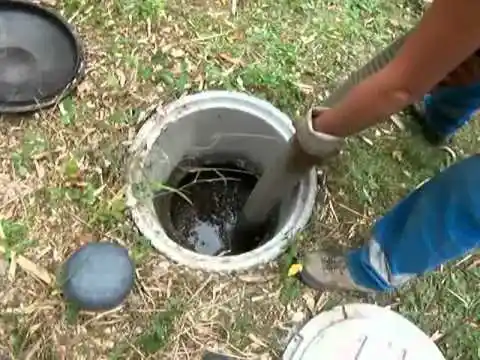 Le pompage de la fosse septique.